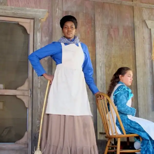 Photos: Stephanie Linus Plays a 